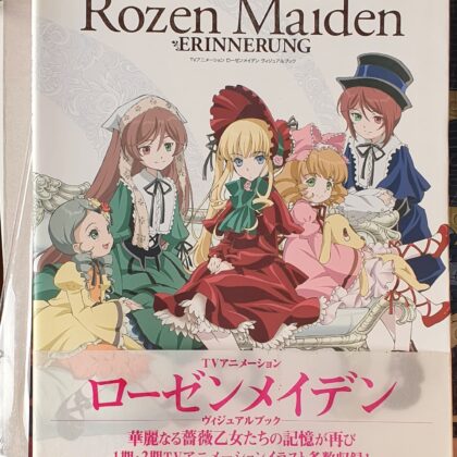 Photo by Tomato Republic Chile on September 08, 2022. An anime-style image of 5 persons and text that says 'Rozen Maiden Erinnerung'.